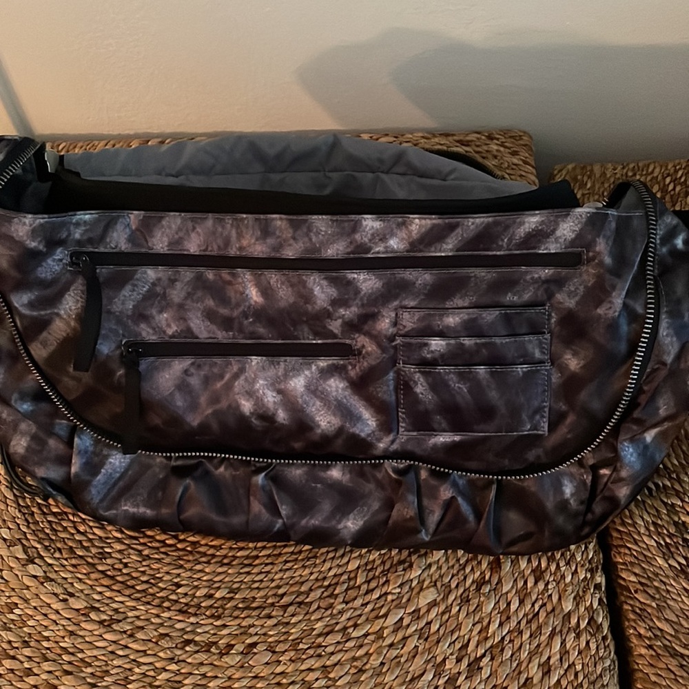Lululemon yoga moto messenger bag - Picture 4 of 8